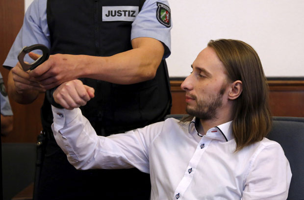 НАПАДАЧУ 14 ГОДИНА ЗАТВОРА: Осуђен човек који је напао аутобус Борусије Дортмунд