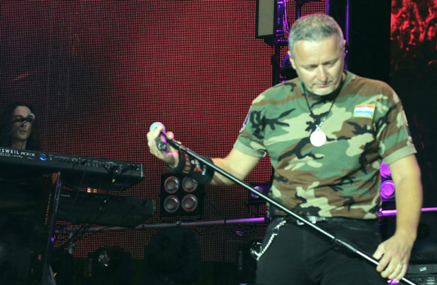 ТОМПСОН ПОРУЧУЈЕ: Боље прочитајте Устав