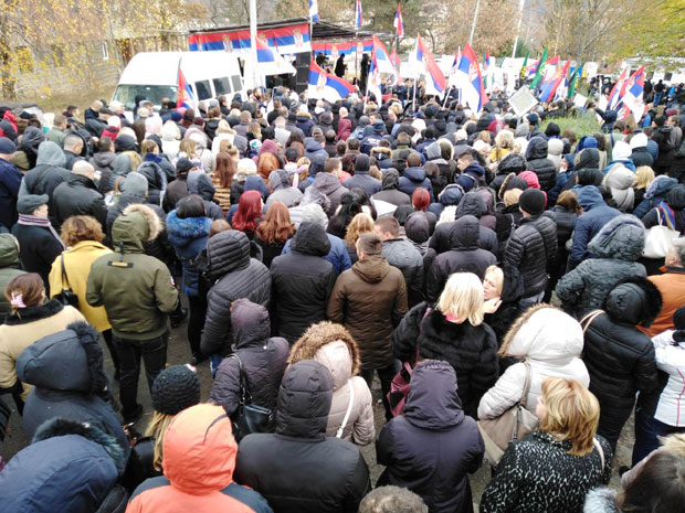 Нови протест Срба у Косовској Митровици: Наставићемо борбу за голи живот (ФОТО+ВИДЕО)
