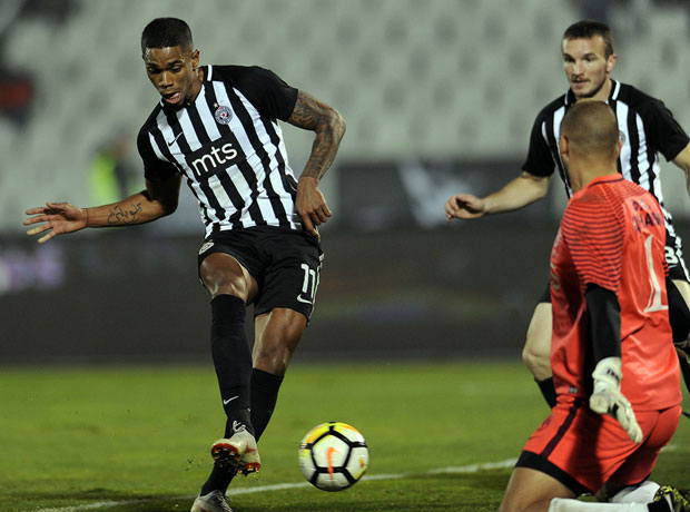 СУМЊАЈУ У СВОГ ЧУВАРА МРЕЖЕ: Динамо суспендовао голмана Ђурића