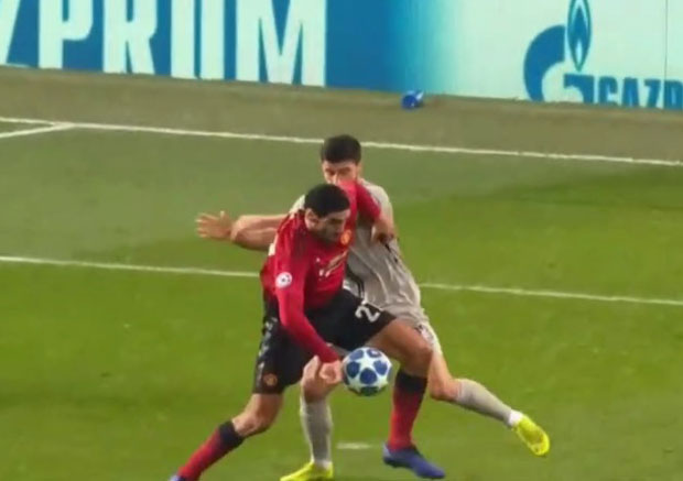 БРИХ ПОНОВО ЗАБЛИСТАО: Немачки арбитар погурао Јунајтед до победе у 91. минуту (ВИДЕО)