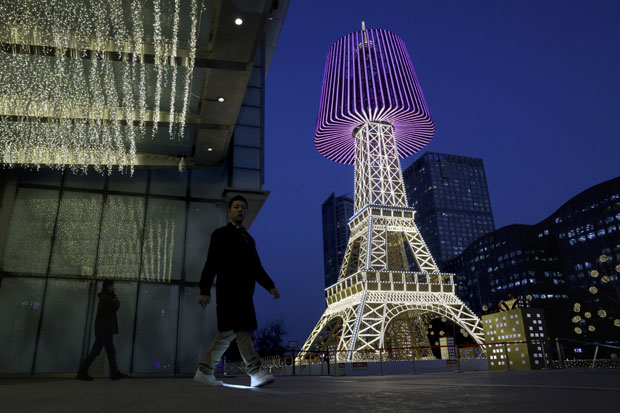 Продат део спиралних степеница са Ајфелове куле