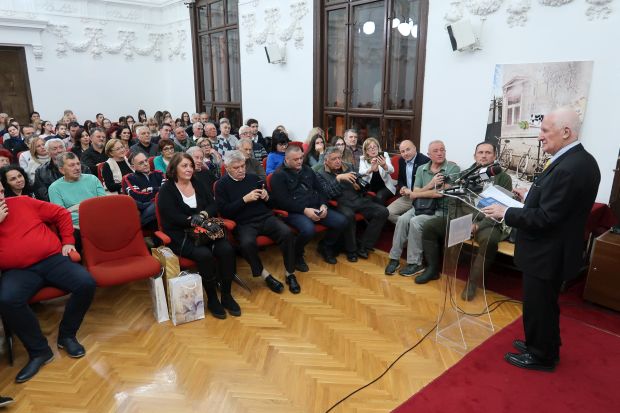 ПРОМОЦИЈА КЊИГЕ МАТИЈЕ БЕЋКОВИЋА: У Ваљеву сам се родио као песник (ФОТО)