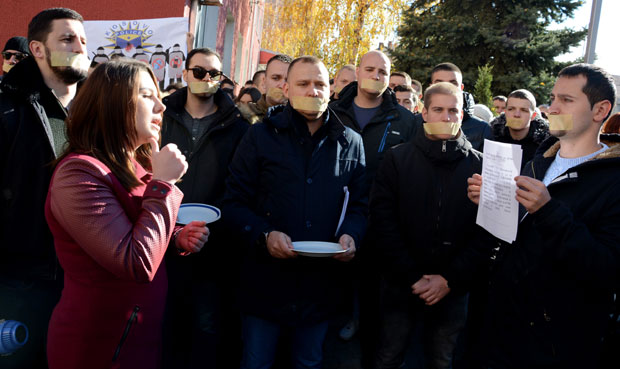 КРИЗА НА КОСОВУ - Вулин: Због Срба са КиМ разговарамо и са ратним злочинцима; Весељи: Имаћемо војску у децембру; Харадинај: Спремите се, потрајаће