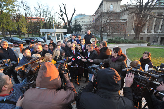 Ракић: Вучић затражио мирне протесте, без обзира на потезе Приштине