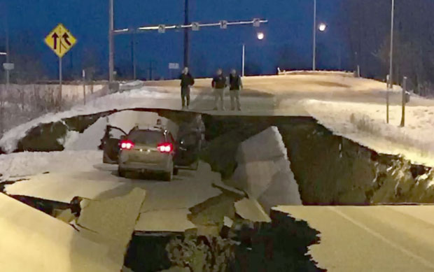 ПАНИКА НА АЉАСЦИ: Љуљале се зграде, људи бежали из станова и канцеларија, земљотрес од 7,1 рихтера погодио Енкориџ, упозорење на цунами 