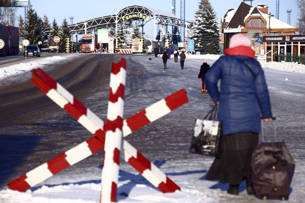 РАТНО СТАЊЕ У УКРАЈИНИ - Кијев забранио улаз у земљу Русима, заробљени команданти пребачени у Москву