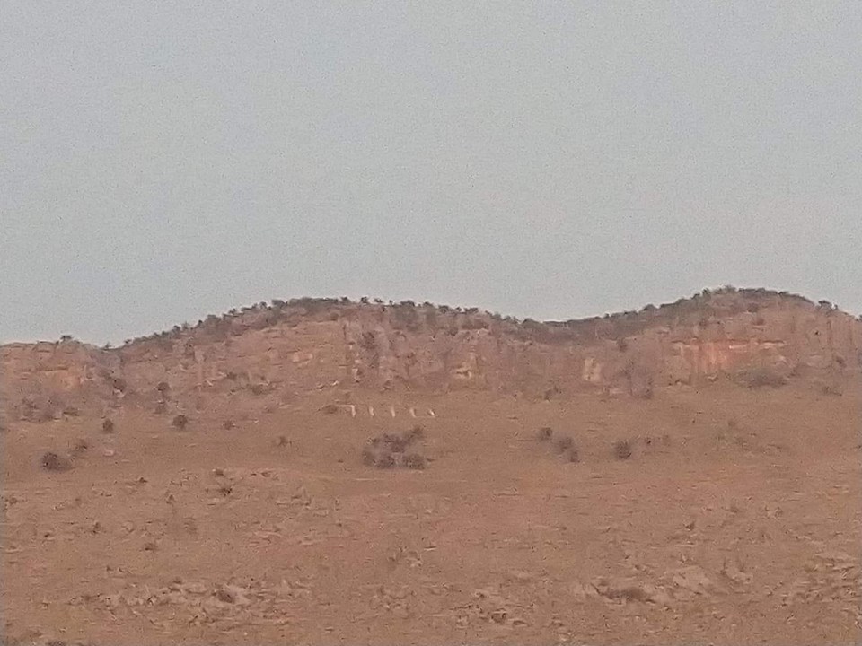 На брду код Подгорице се појавио натпис који је поделио Црну Гору