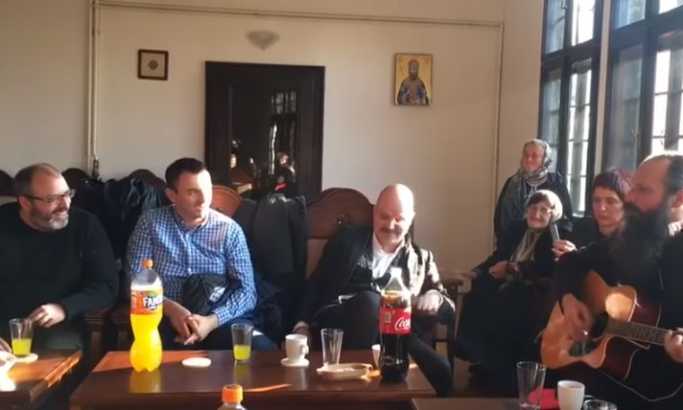 ДОГОДИНЕ У ПРИЗРЕНУ СЕ ОРИЛА У МАНАСТИРУ: Београдски синдикат у Грачаници, архимандрит Иларион их пратио на гитари (ВИДЕО)
