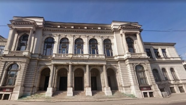 УСРЕД ПРЕДСТАВЕ УШЕТАО НАГ: Мушкарац попио канабисово уље и го шетао Народним позориштем, полиција га изнела