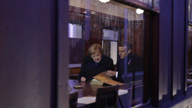 ЕМОТИВНИ СУСРЕТ МАКРОНА И МЕРКЕЛОВЕ: Састанак у вагону где је окончан Први светски рат