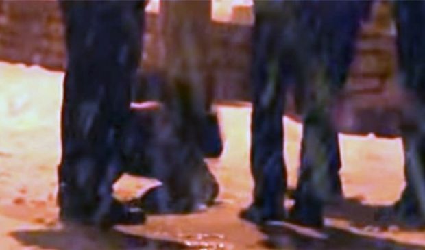 УЗНЕМИРУЈУЋИ ВИДЕО: Мајка закланих малишана доживела нервни слом пред камерама, бацала се по путу и јаукала