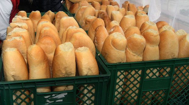 ЗБОГ ПОВЕЋАЊА ТАКСИ ПРИШТИНЕ:  Поскупео хлеб у Косовском поморављу 