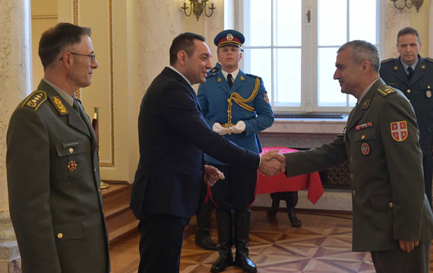 Грађани верују војсци и држави