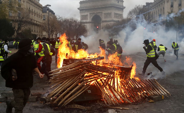 Париз горео због бензина