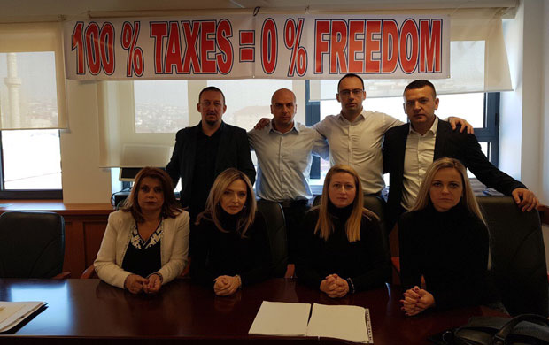 УПОЗНАЋЕМО ЕВРОПУ СА ХУМАНИТАРНОМ КАТАСТРОФОМ: Српски посланици у косовској скупштини у Приштини чекају европског комесара Јоханеса Хана (ВИДЕО)