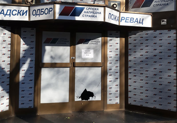 ВАНДАЛИЗАМ У ПОЖАРЕВЦУ: Разбијено стакло на седишту СНС-а