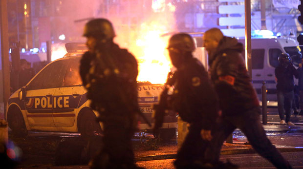 МАКРОН ОДРЖАО ХИТАН САСТАНАК: Нема проглашења ванредног стања; На протесту  повређено 133, ухапшено 412