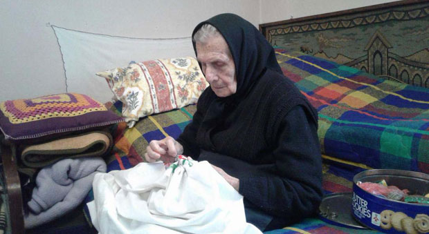 Има 102 године, а везе и чита новине без наочара