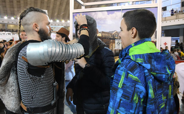  Како горе дланови тинејџера на Фестивалу науке