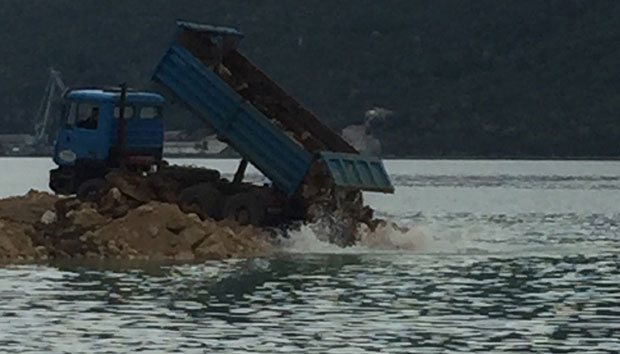 БОКОКОТОРСКИ ЗАЛИВ: У море сасуто 30 камиона земље и камења