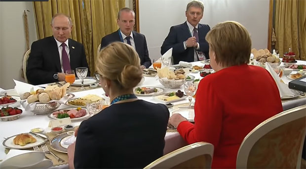 КАКО ЈЕ ИЗГЛЕДАО ДОРУЧАК МЕРКЕЛОВЕ И ПУТИНА: Посуђе са руским двоглавим орловима, кавијар и лосос (ВИДЕО)