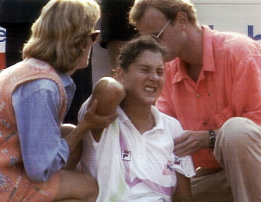 ТУЖНА ЖИВОТНА ПРИЧА НАЈМЛАЂЕ ПОБЕДНИЦЕ РОЛАН ГАРОСА: Породица Штефи Граф платила је манијаку да Моники забије нож у леђа(ВИДЕО)