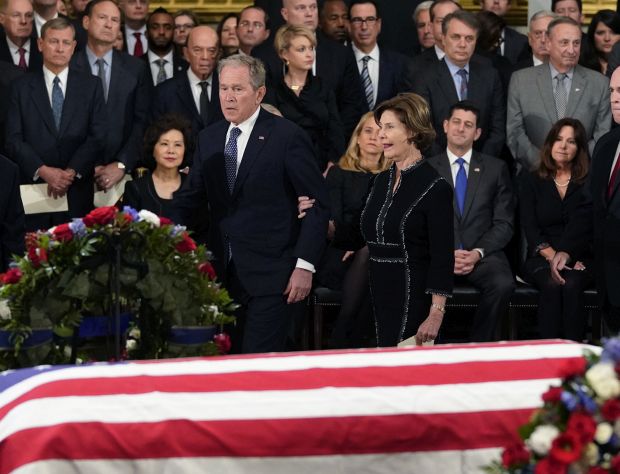 Ковчег Џорџа Буша старијег стигао у Вашингтон (ФОТО)