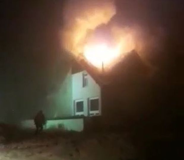 ПОЖАР У СЈЕНИЦИ: У пламену Ловачки дом (ВИДЕО)