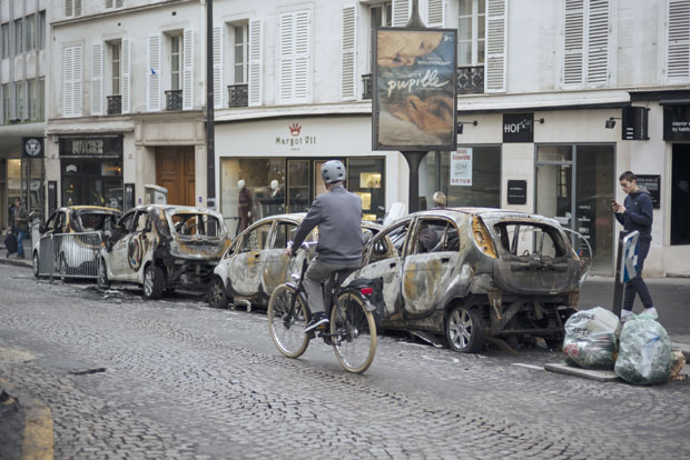 САД СУ СВИ ЖУТИ ПРСЛУЦИ: Док Париз вида ране, расте подршка протестима