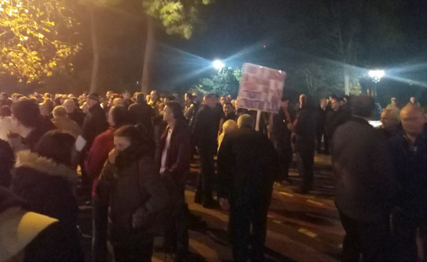 ПРОТЕСТ ПРИСТАЛИЦА ДФ ИСПРЕД СКУПШТИНЕ ЦРНЕ ГОРЕ: Отети земљу од мафије