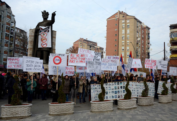 ЖЕНЕ СА КОСМЕТА ПОРУЧУЈУ: Не дозволите Приштини да изгладњује нашу децу (ФОТО)