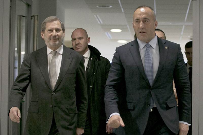 Хан поручио Приштини: Укините таксе; Харадинај: Таксе падају када Србија призна независност Косова