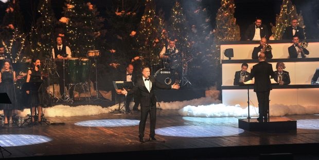 ЖЕЉКО ЈОКСИМОВИЋ ОДУШЕВИО САВА ЦЕНТАР: Празнична чаролија уз звуке носталгије (ФОТО+ВИДЕО)