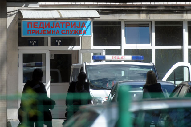 Реанимирана беба и даље у тешком стању