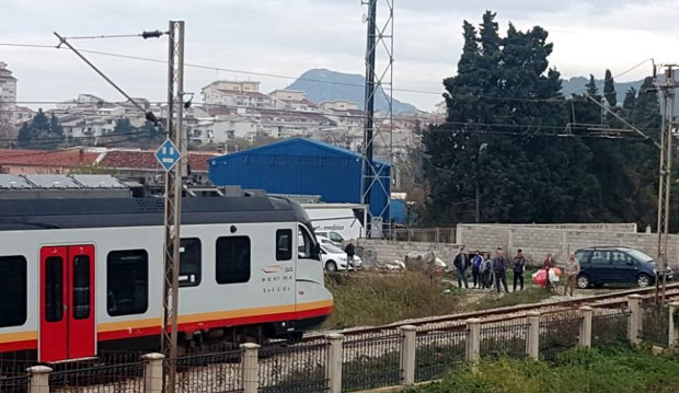 Бар: Средњошколка се бацила под воз 