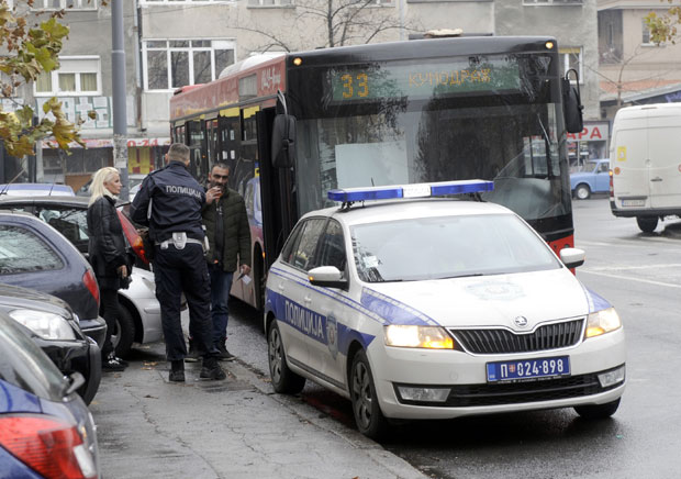 Старију жену ударио аутобус, превезена у Ургентни