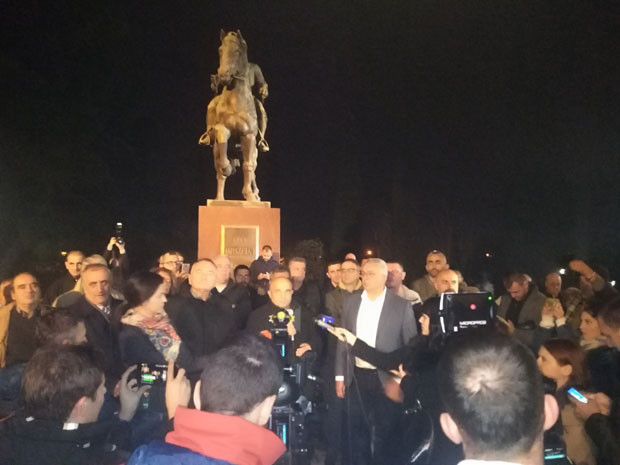 ПРОТЕСТ У ПОДГОРИЦИ: Жути прслуци за слободу Медојевића и излазак из заточеништва Кнежевића