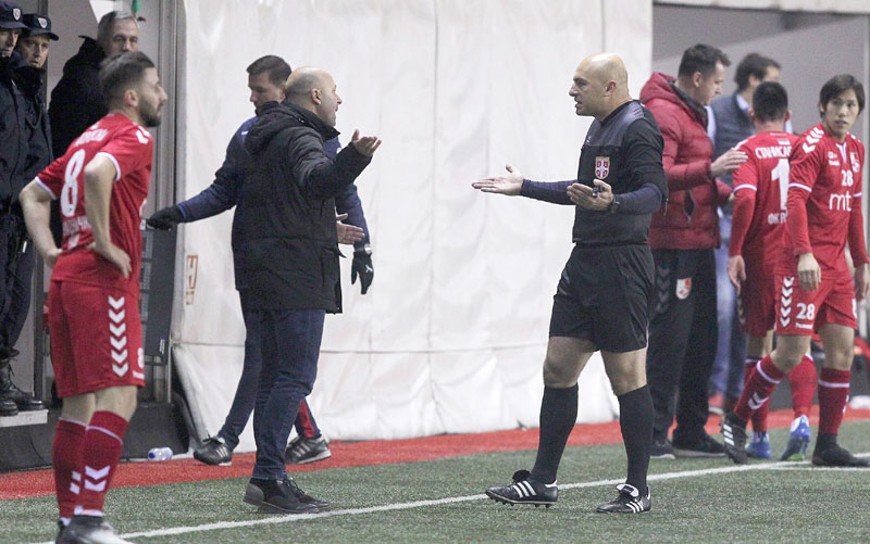 СУДИЈА АНЂЕЛОВСКИ ОЈАДИО ЗМАЈЕВЕ: Арбитар чак три пута тешко оштетио Вождовац у поразу од нишког Радничког