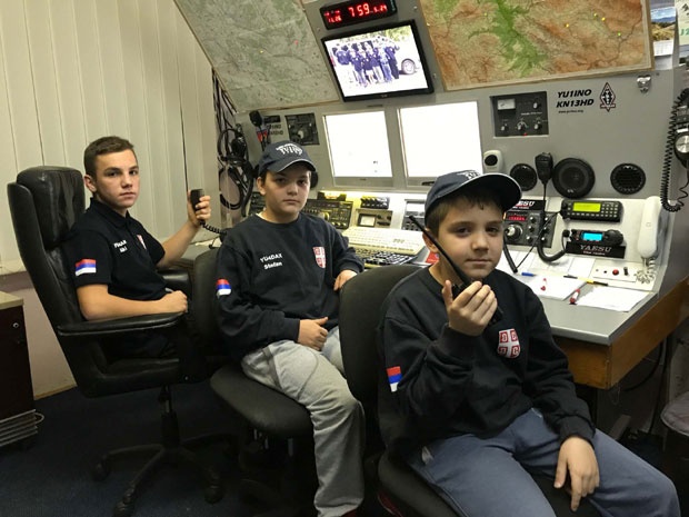 Радио-аматери из ђачке клупе