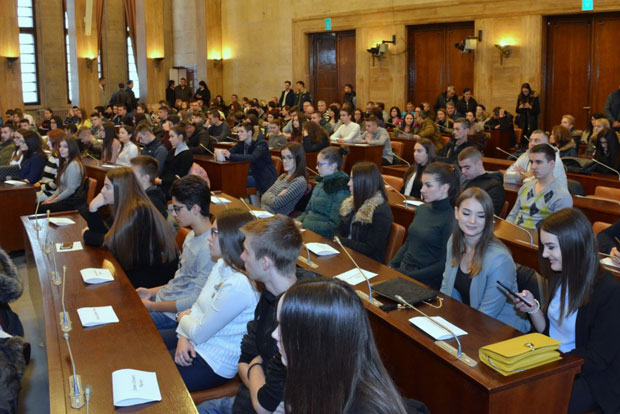 Новчана средства за 100 најбољих ђака из избегличких породица (Фото)