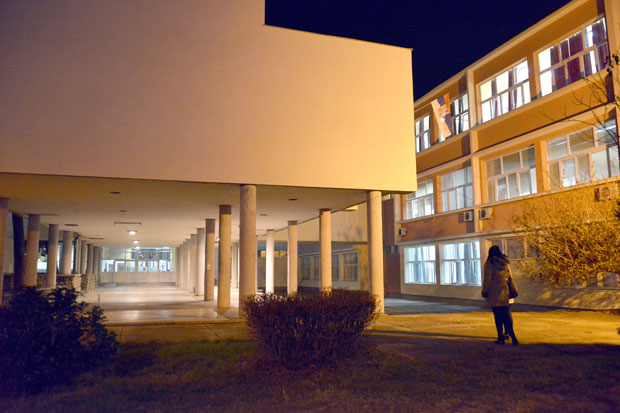 ДРАМА НА ВОЖДОВЦУ: Избодена два ученика Дванаесте београдске гимназије (ФОТО)