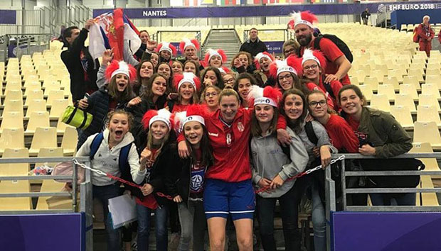 Малишани из Француске навијају за рукометашице Србије