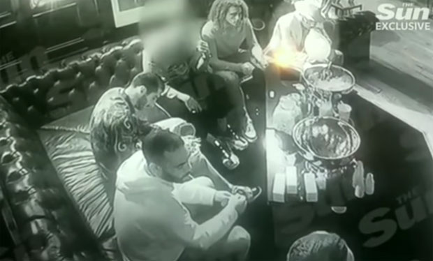 ШОКАНТАН СНИМАК ИЗ ЛОНДОНА: Звезде Арсенала дрогирани лежали по сепареима клуба, Гендузи се онесвестио (ВИДЕО+ФОТО)