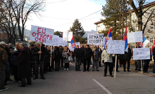 ПРОТЕСТ НА КОСМЕТУ: Пензионери подигли глас против такси из Приштине (Фото Видео)