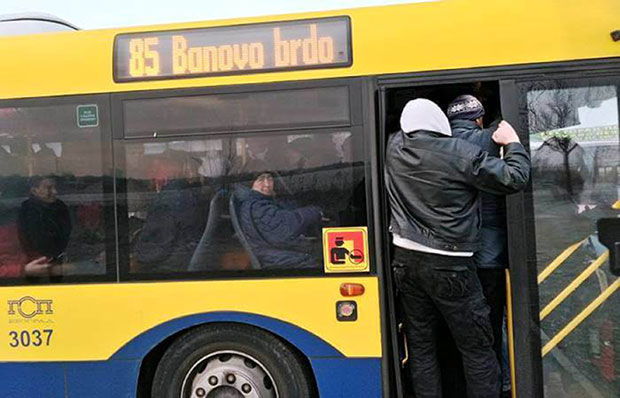 МУКЕ СТАНОВНИКА БОРЧЕ: Аутобусе на минусу чекају унедоглед 