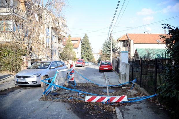 Рупе на Дедињу данима нико не поправља! 