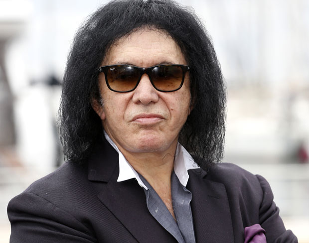 ТУЖБА ЗА СЕКСУАЛНО УЗНЕМИРАВАЊЕ: Жена тврди да је Џин Симонс хватао за међуножје 