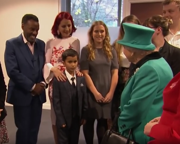 ОСТАВИО ЈЕ У ЧУДУ: Дечак је упознао краљицу Елизабету, а о његовом гесту сада бруји цео свет (ВИДЕО)