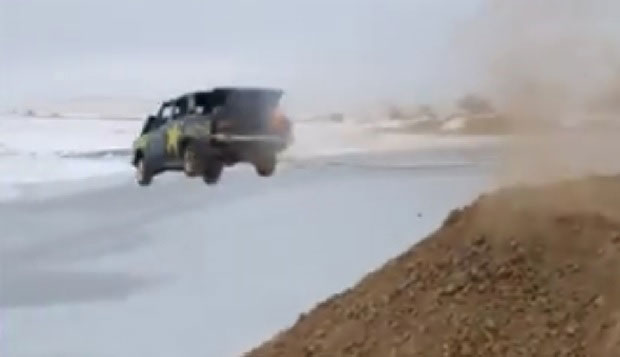 ЕГЗИБИЦИЈА ЛУДОГ РУСА: Са запаљеним колима слетео у залеђено језеро (ВИДЕО)